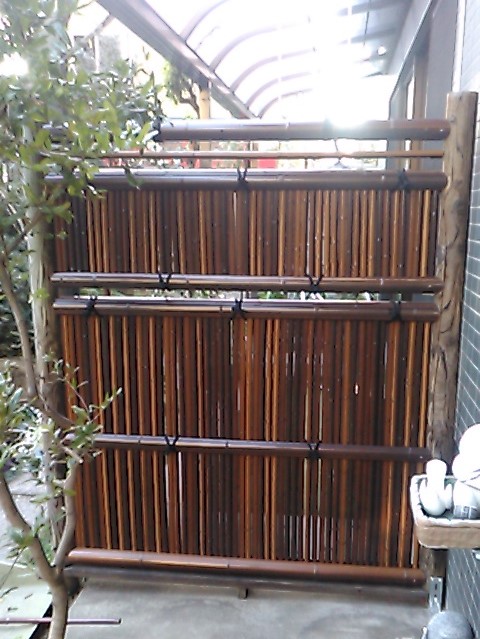 垣根屋本舗の施工例 樹脂製の竹垣